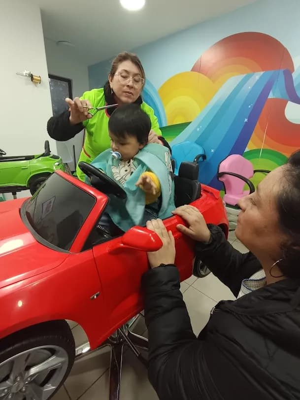 Estilo Kids La Reina - Corte bebe en autito rojo