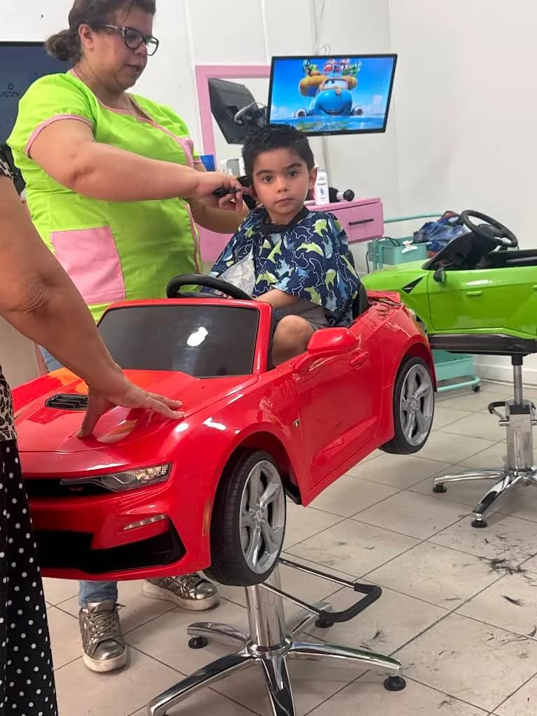 Estilo Kids La Reina - Corte nino grande en autito rojo