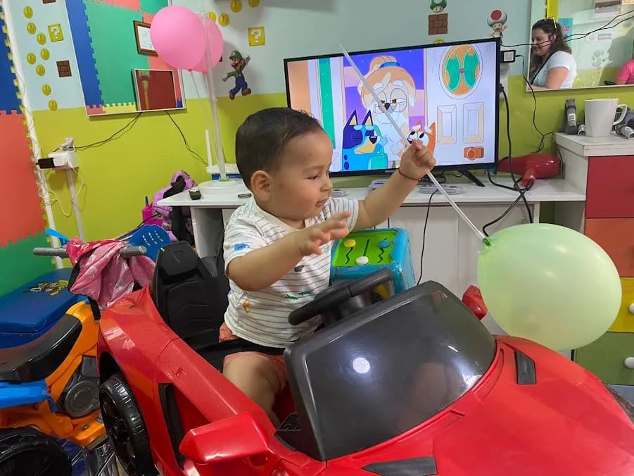 Corte de bebé con regalo globo verde en Estilo Kids Providencia