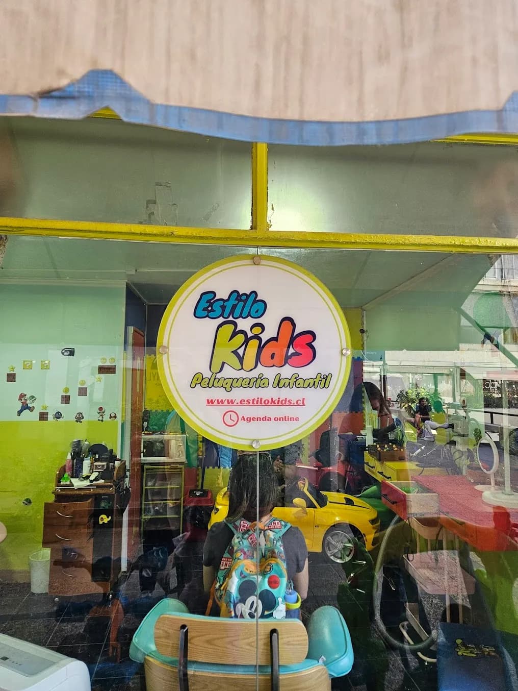 Frontis de la peluquería en Estilo Kids Providencia