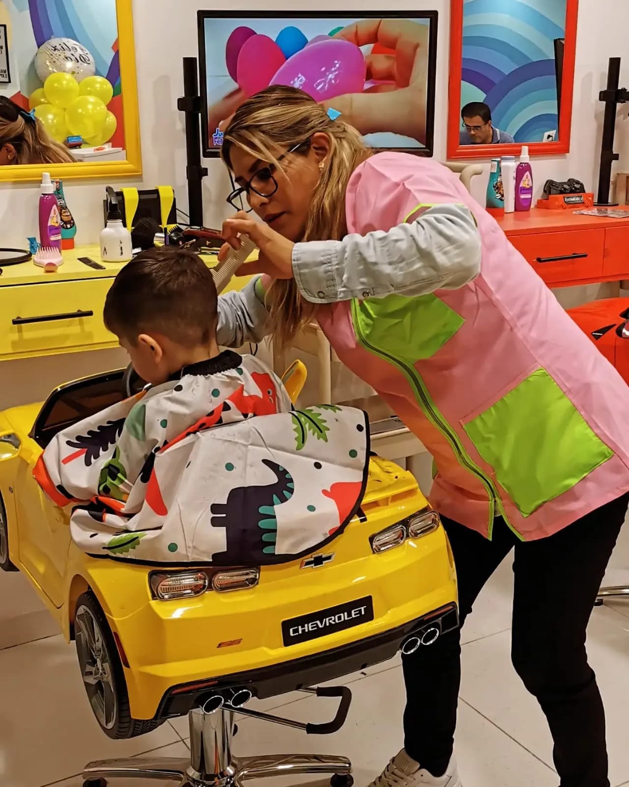 Corte de cabello infantil a bebé en autito amarillo - Peluquería para bebés Estilo Kids San Bernardo