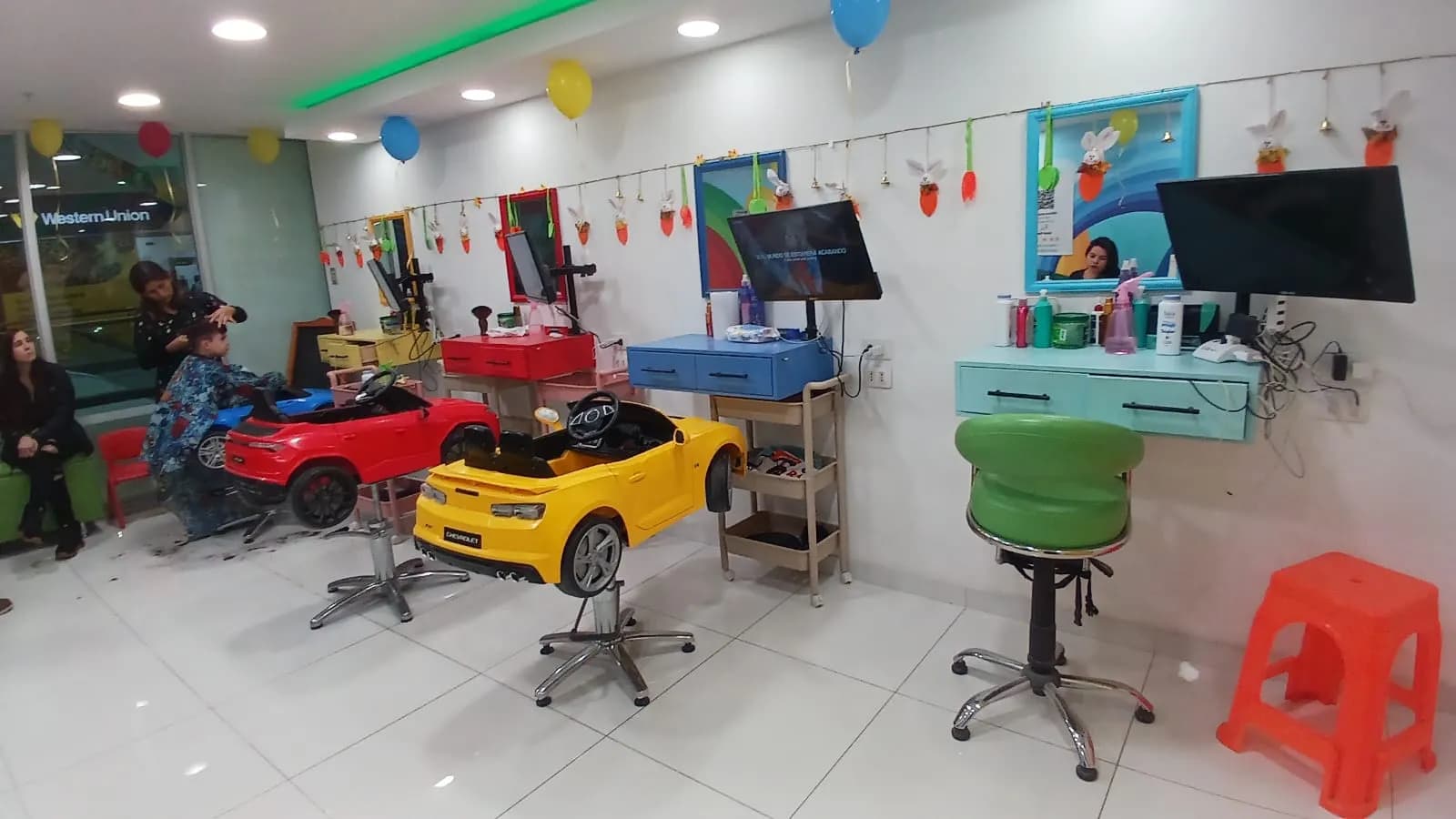 Interior de la peluquería infantil Estilo Kids San Bernardo