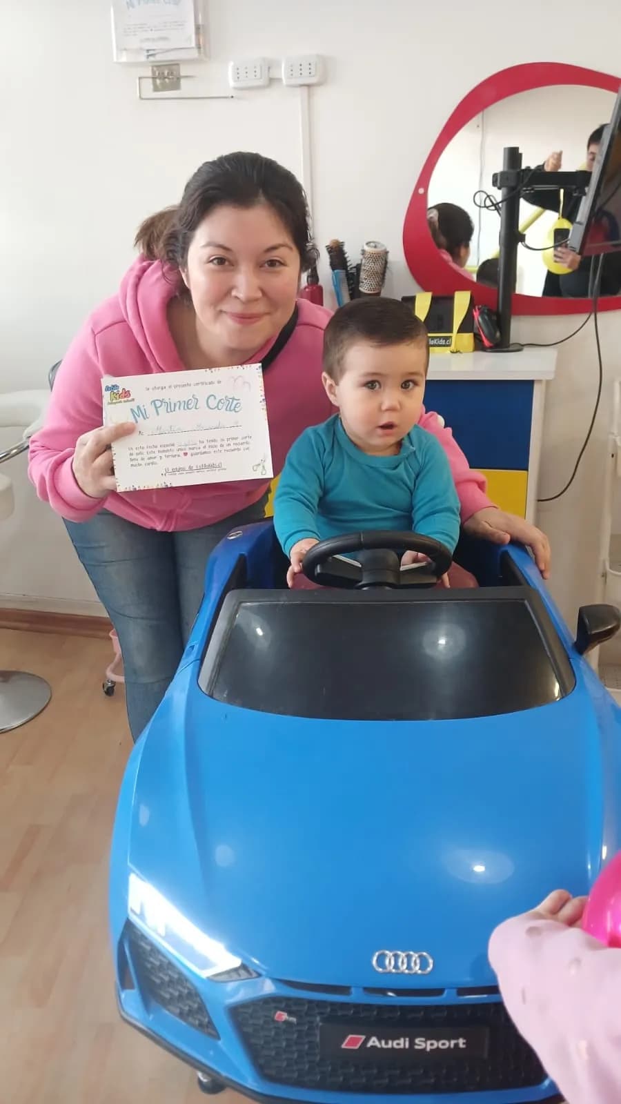 Primer corte de bebé en autito azul en Estilo Kids Vitacura