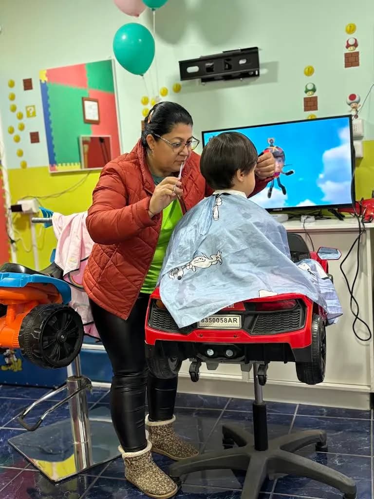 Niño jugando Nintendo mientras se corta el pelo, Estilo Kids peluquería infantil